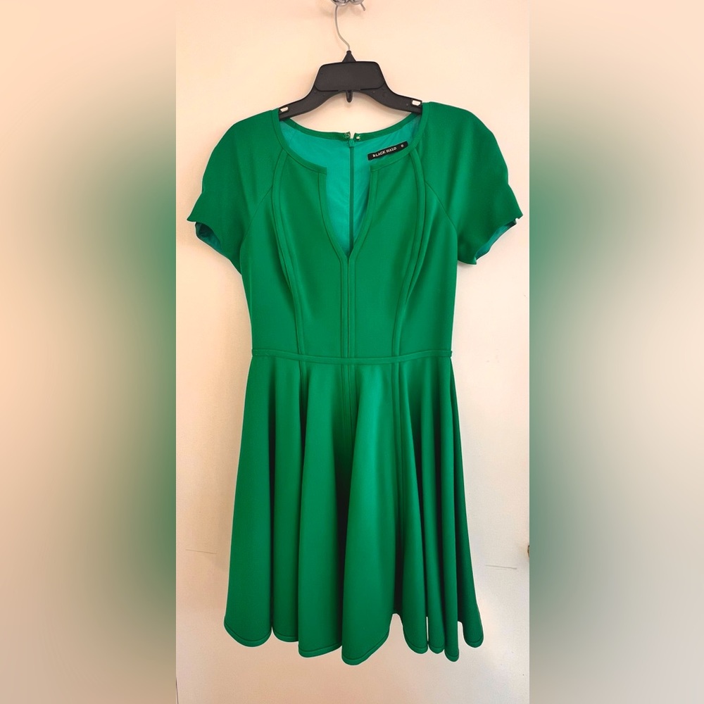Black Halo,beautiful green A line dress with pockets.